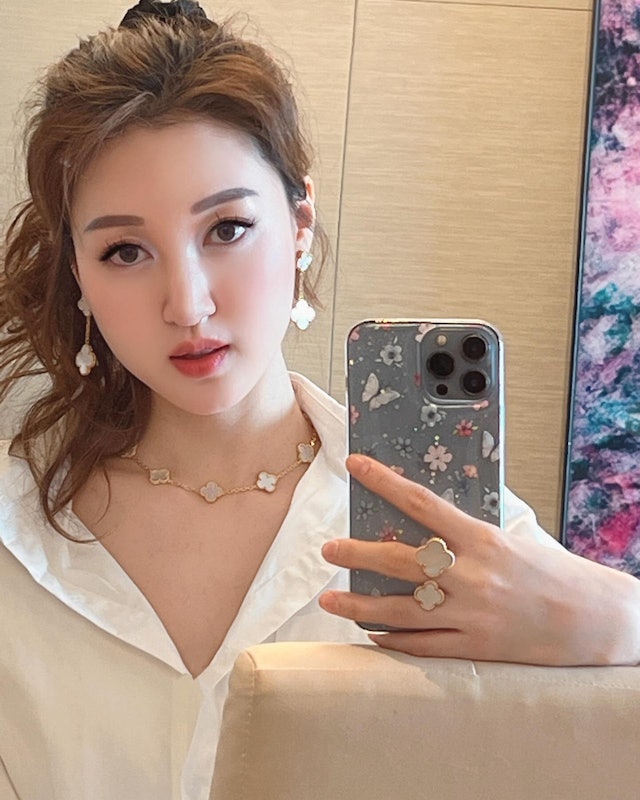 最近,何艷娟就在IG上分享了幾張自拍照,臉頰飽滿的她狀態極佳,不過就有眼利網民發現其佩戴的首飾價值不菲,令人咋舌。 最近,何艷娟就在IG上分享了幾張自拍照,臉頰飽滿的她狀態極佳,不過就有眼利網民發現其佩戴的首飾價值不菲,令人咋舌。