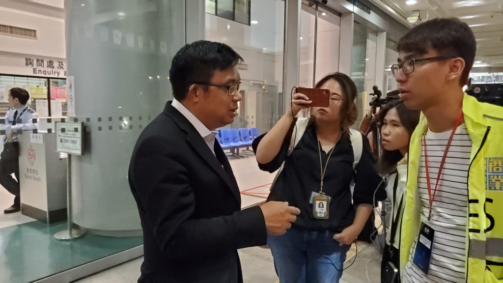 民主派議員到醫院了解