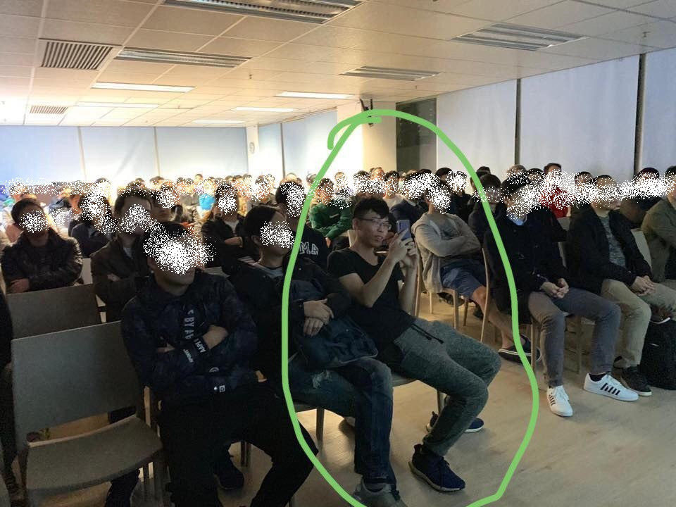 「幣少爺」黃鉦傑及助手莫浚廷於2019年因挖礦機涉嫌串謀詐騙被捕。圖為當年莫浚廷於挖礦機講座時的情況。資料圖片 「幣少爺」黃鉦傑及助手莫浚廷於2019年因挖礦機涉嫌串謀詐騙被捕。圖為當年莫浚廷於挖礦機講座時的情況。資料圖片