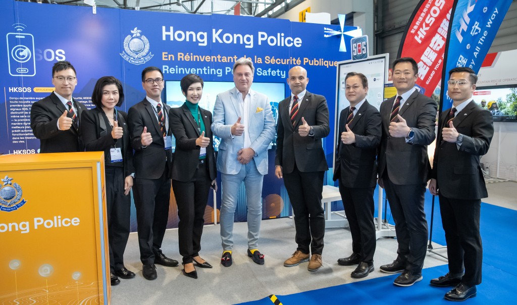 日内瓦国际发明展评判团主席David Taji（中）对香港警察技术项目的水平及创造力给予高度评价及肯定。