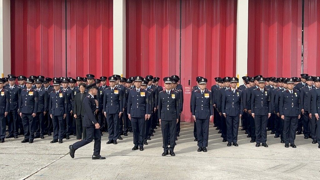 消防處長楊恩健率領一眾消防員、救護員列隊迎接靈車。
