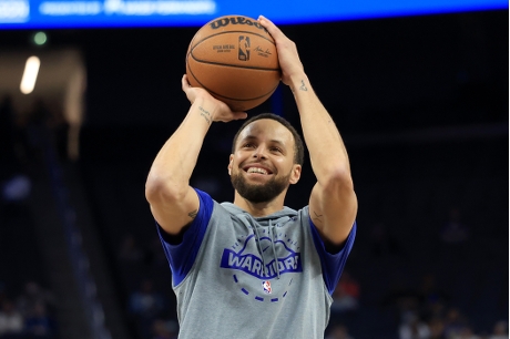 正在熱身的史堤芬居利（Stephen Curry），美聯社