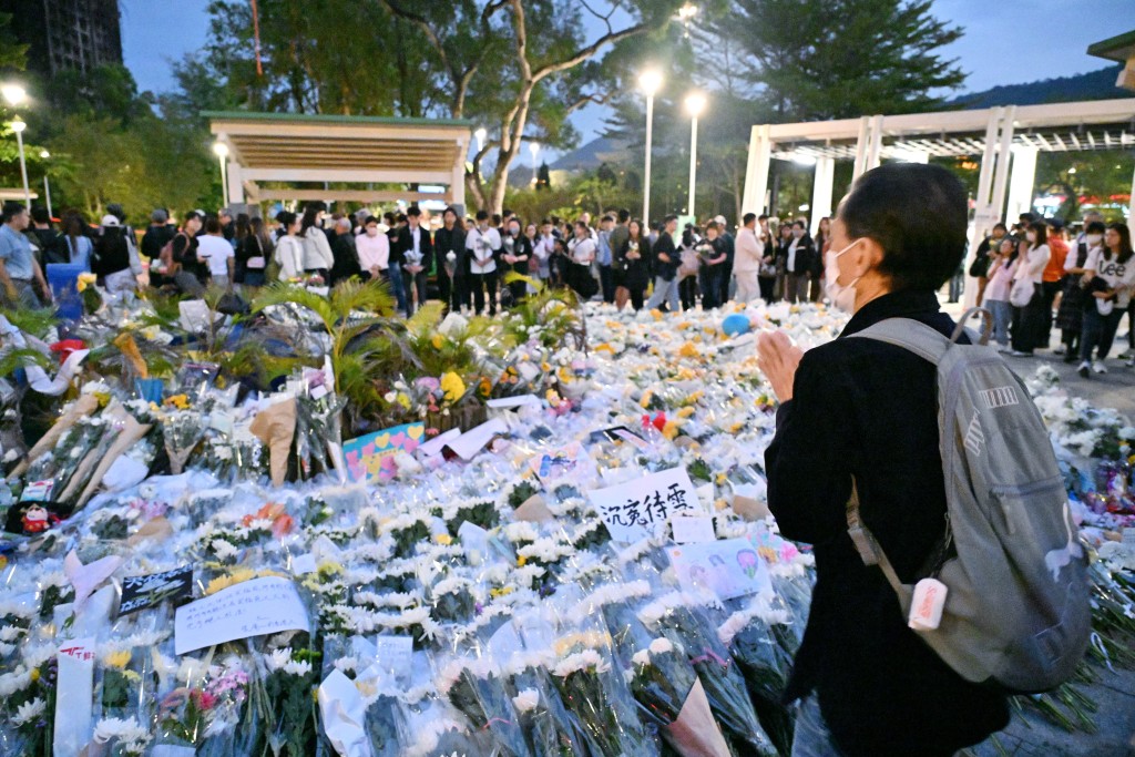 巿民向死难者献花。资料图片