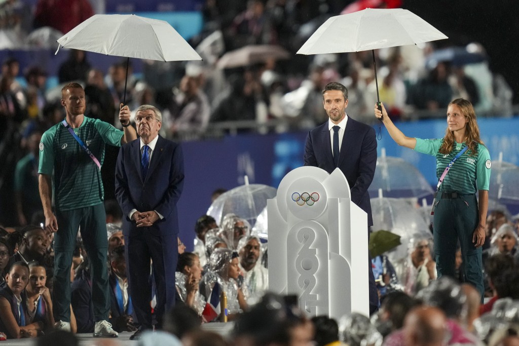  巴黎奥运开幕式冒雨举行。美联社