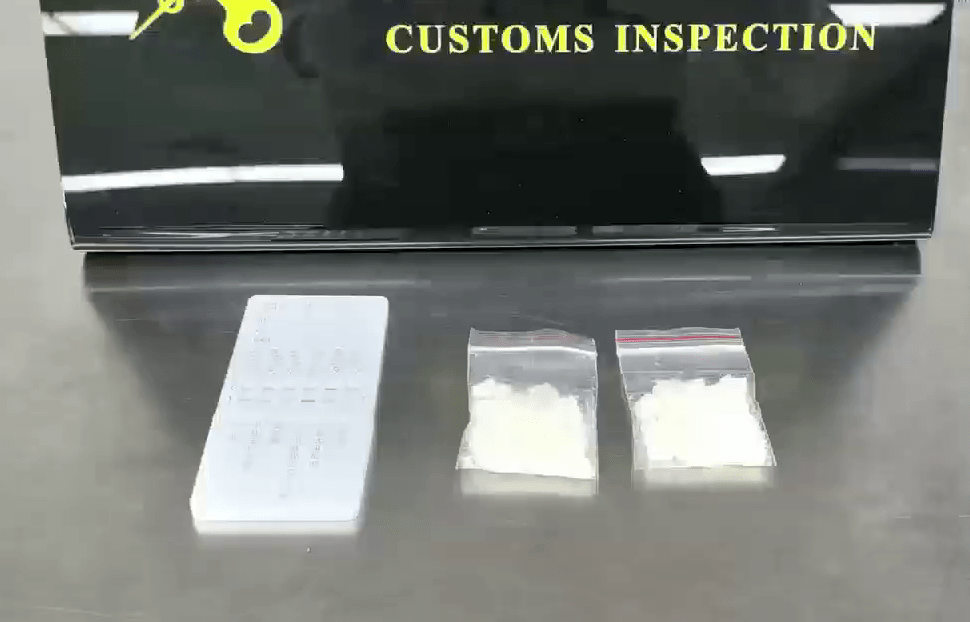 袋內裝有白色塊狀物體。 袋內裝有白色塊狀物體。