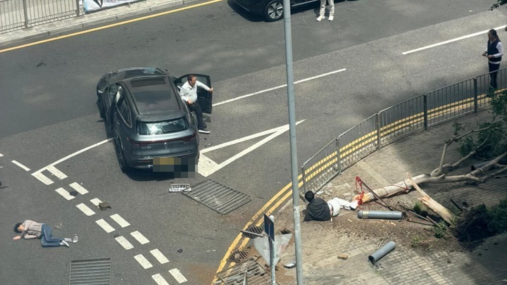 多人被撞倒地。網圖