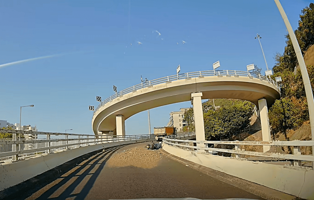 電單車未及閃避倒地。fb：車cam L（香港群組）