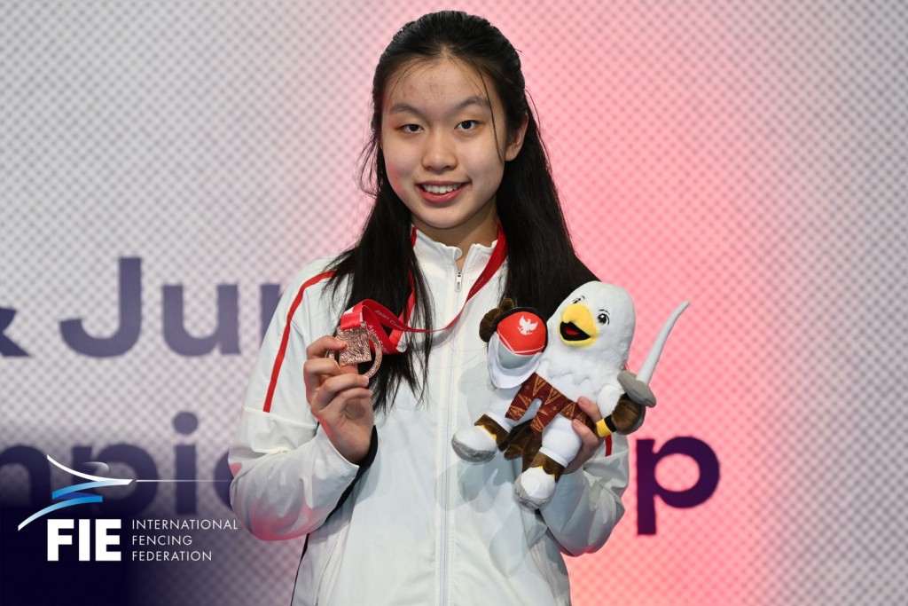 亞青女子重劍個人賽銅牌的李懿穎。FIE圖