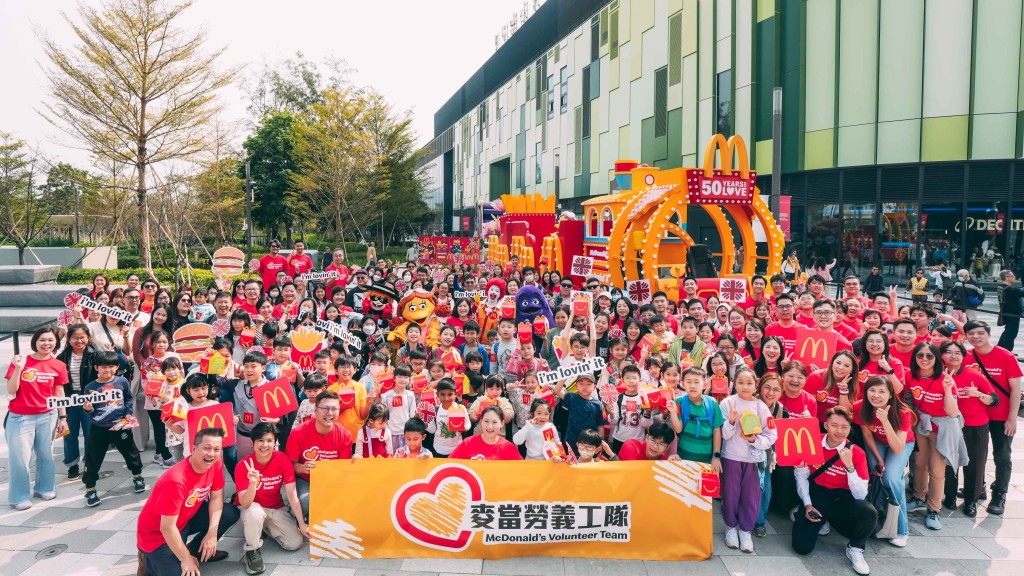 香港麦当劳义工队伙拍香港明爱 邀50个基层家庭欣赏新春花车共度佳节