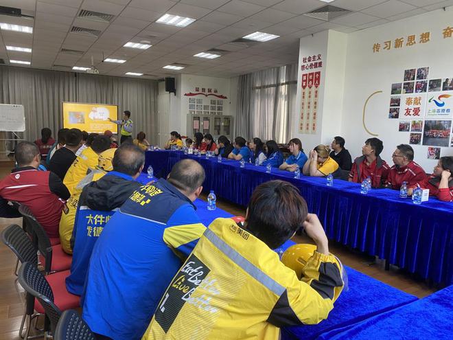 民警對外賣騎手進行安全宣講。上海市公安局交管總隊 民警對外賣騎手進行安全宣講。上海市公安局交管總隊