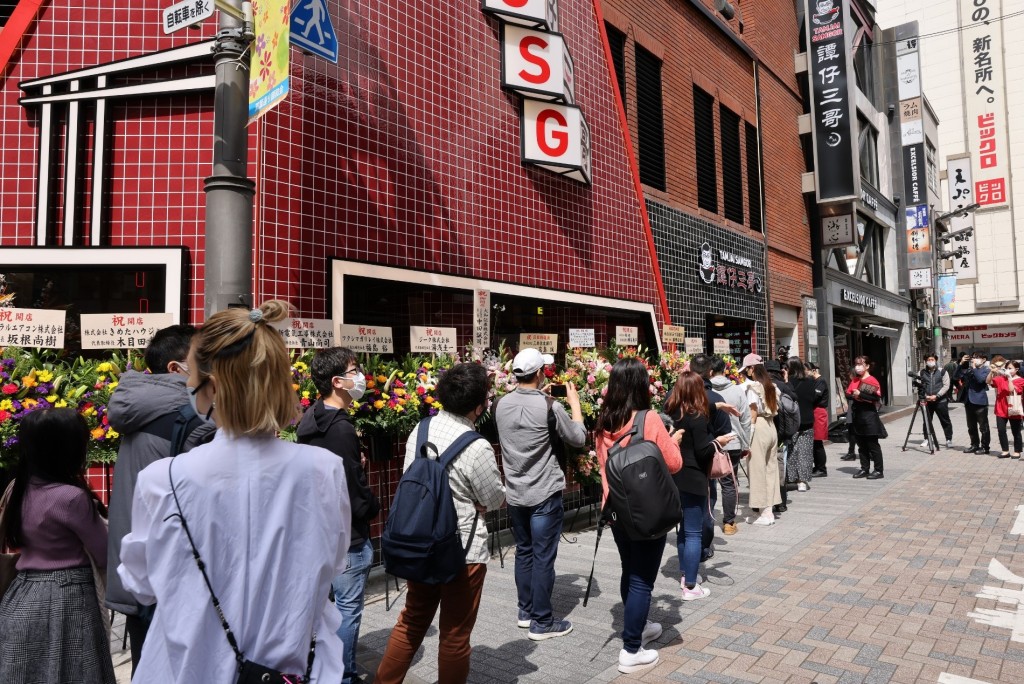 三哥新宿中央通店开店日排队人潮。