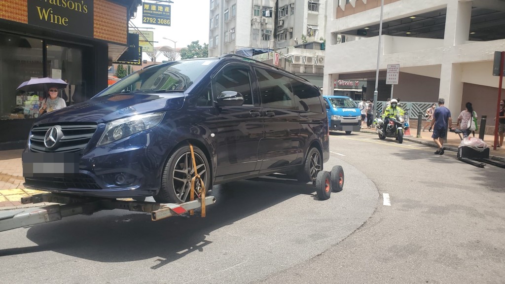 警方將涉事私家車拖走進行驗檢。