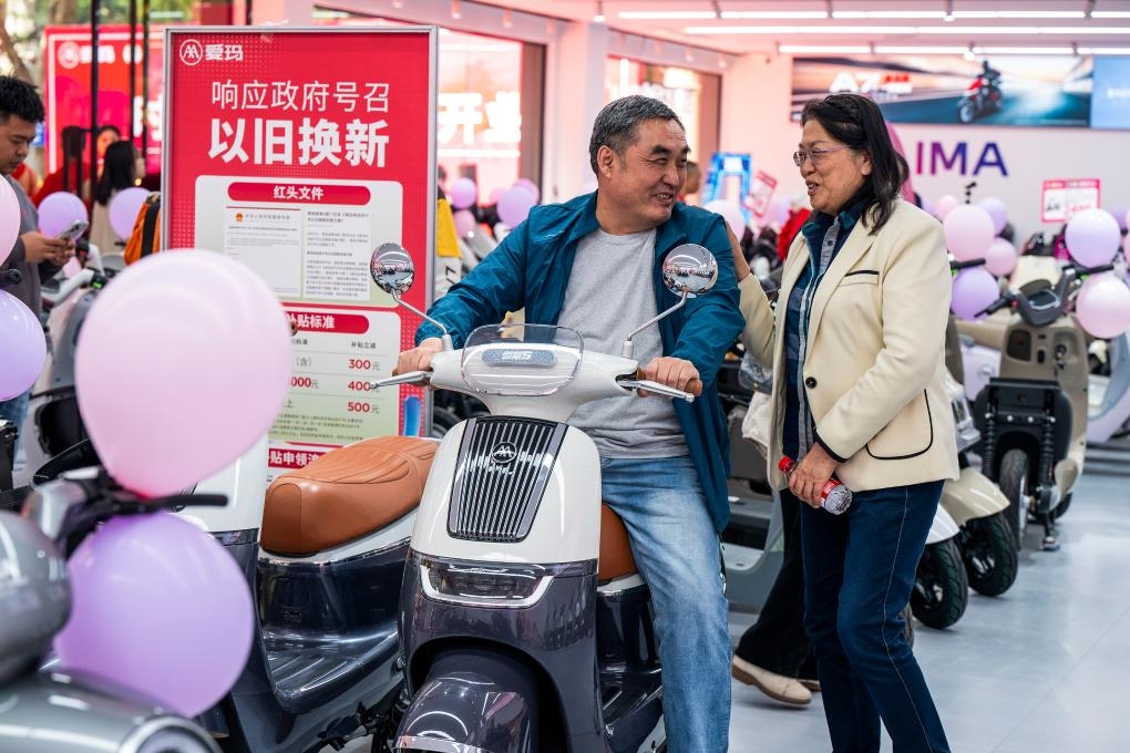 消費者在廣西梧州市萬秀區一電動自行車銷售門店選購電動單車。新華社 消費者在廣西梧州市萬秀區一電動自行車銷售門店選購電動單車。新華社