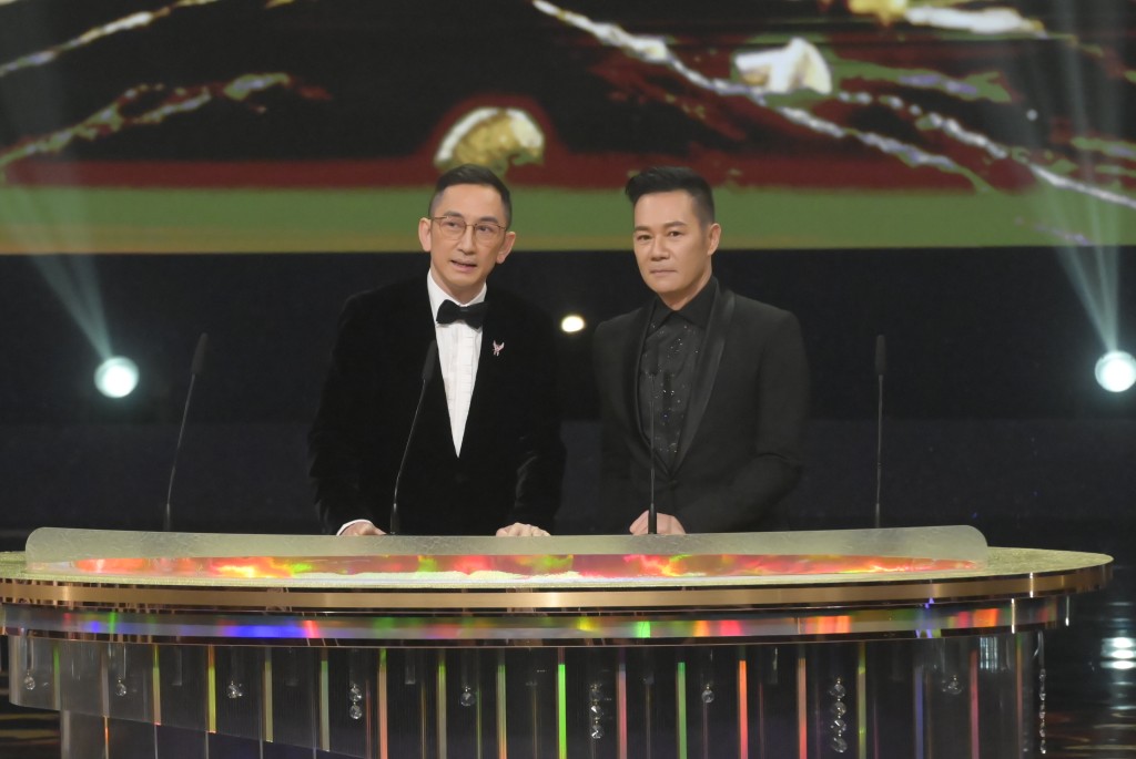 吳啟華前日與張兆輝在《萬千星輝頒獎典領2022》負責頒「最受觀迎電視拍檔」。
