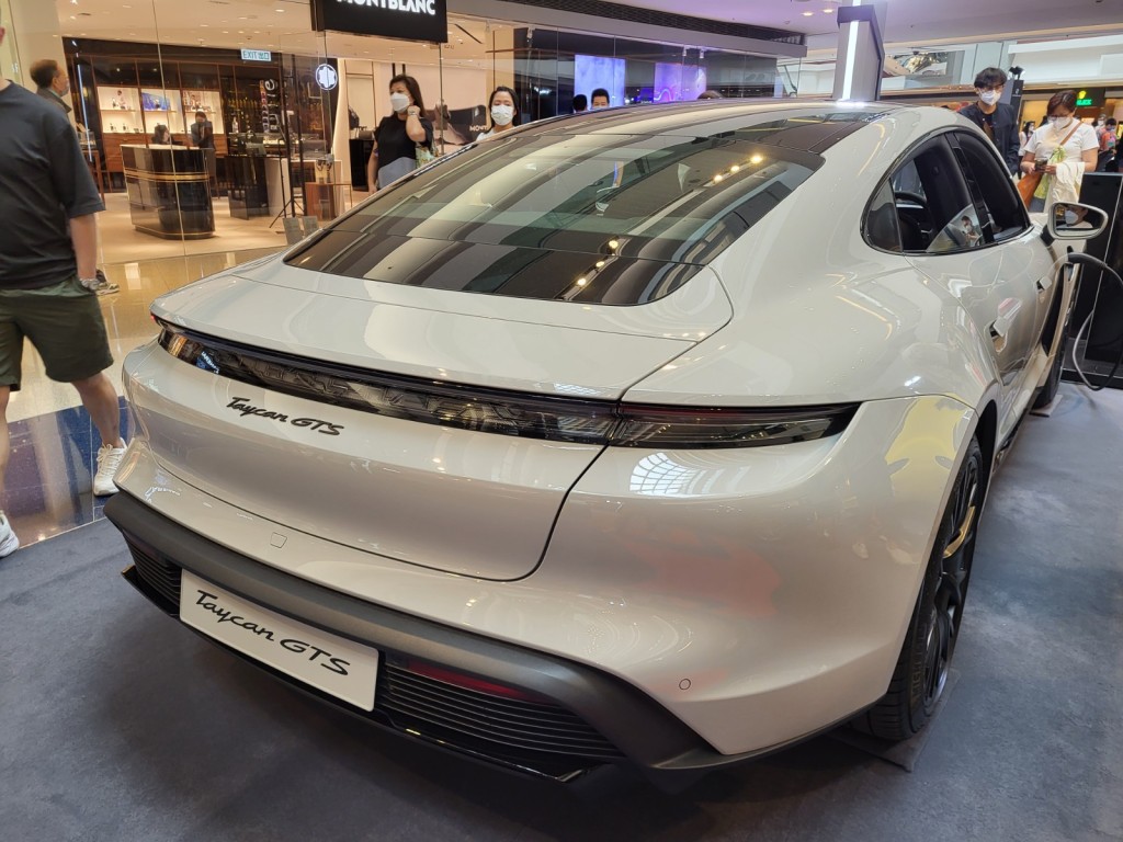 ■展示車有十三個附加項目,包括Crayon車身顏色、GTS車 廂套餐、Bose音響等,連稅須另加$366,328!