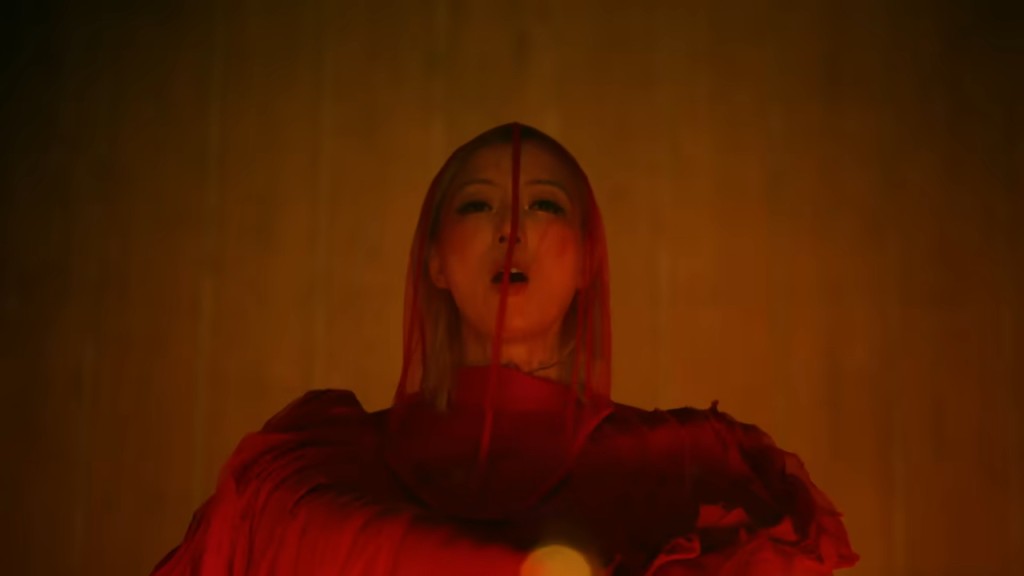 日前鄭秀文推出新歌《心魔》，MV以破格和充滿電影感的拍攝手法。