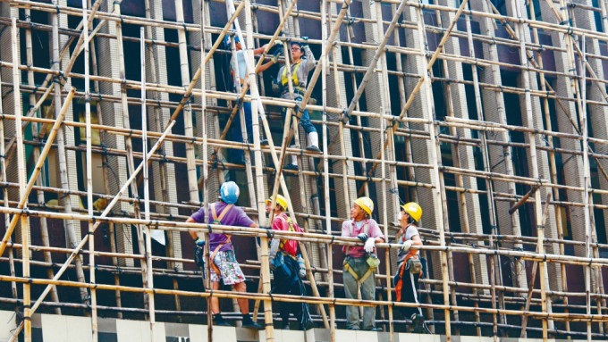 政府新建樓宇工程合約半數需採用金屬棚架。資料圖片