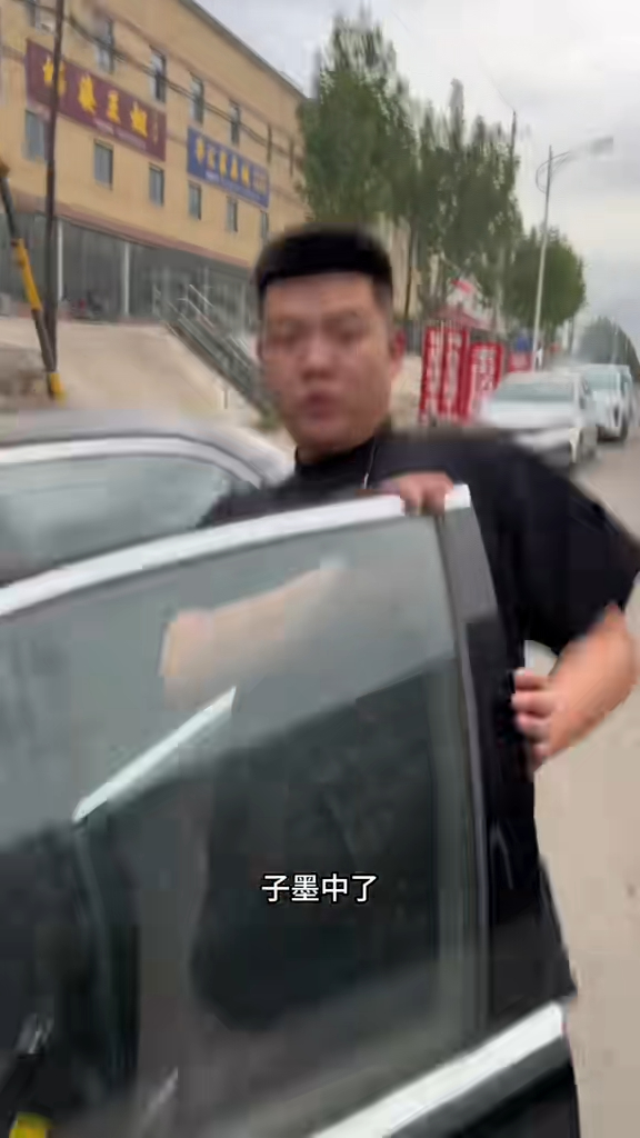 與以往騎車自撞、自摔不同，王子墨當時坐在副駕駛座、由一名女性友人開車。