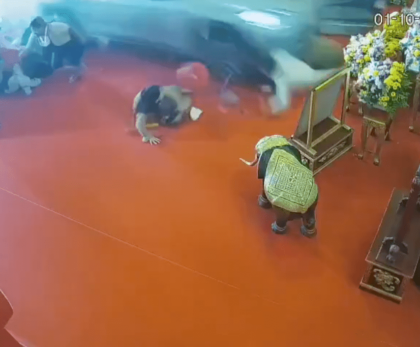 突见该辆灰色电动车如狂风般高速冲来,猛然撞到多人。 突见该辆灰色电动车如狂风般高速冲来,猛然撞到多人。