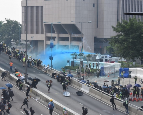 示威者在金鐘政府總部外爆發衝突。