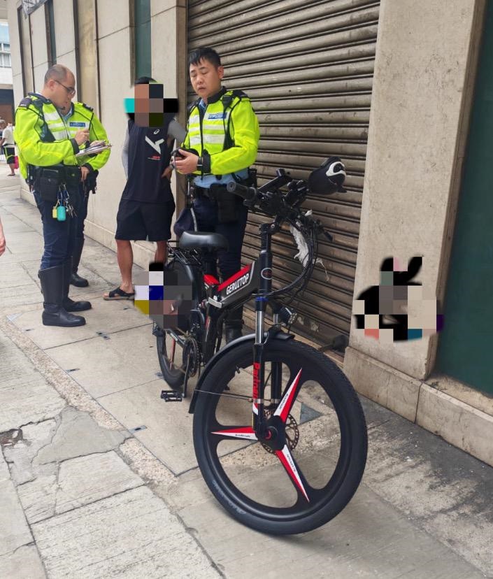 為加強打擊非法駕駛電動單車,人員拘捕兩名年齡分別為39及45歲的中國籍男子及一名40歲非華裔籍男子。 為加強打擊非法駕駛電動單車,人員拘捕兩名年齡分別為39及45歲的中國籍男子及一名40歲非華裔籍男子。