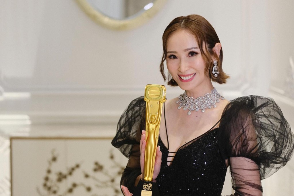 陈贝儿于2021年及2022年凭《无穷之路》系列蝉联《万千星辉颁奖典礼》“最佳女主持”。