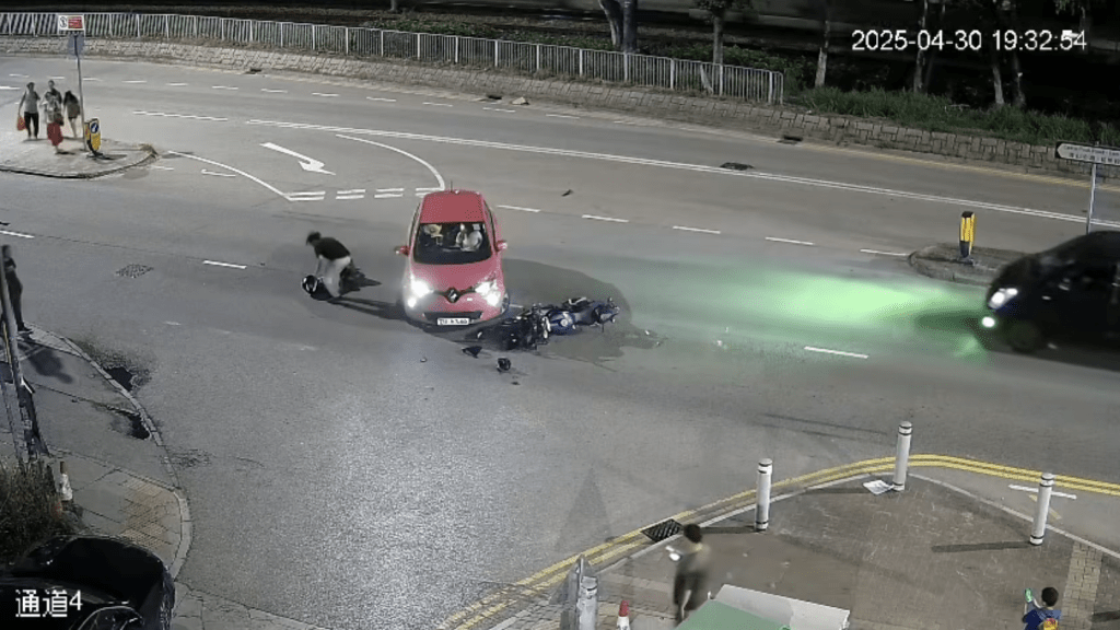 私家車上男司機慌忙走出,了解鐵騎士傷勢。 私家車上男司機慌忙走出,了解鐵騎士傷勢。