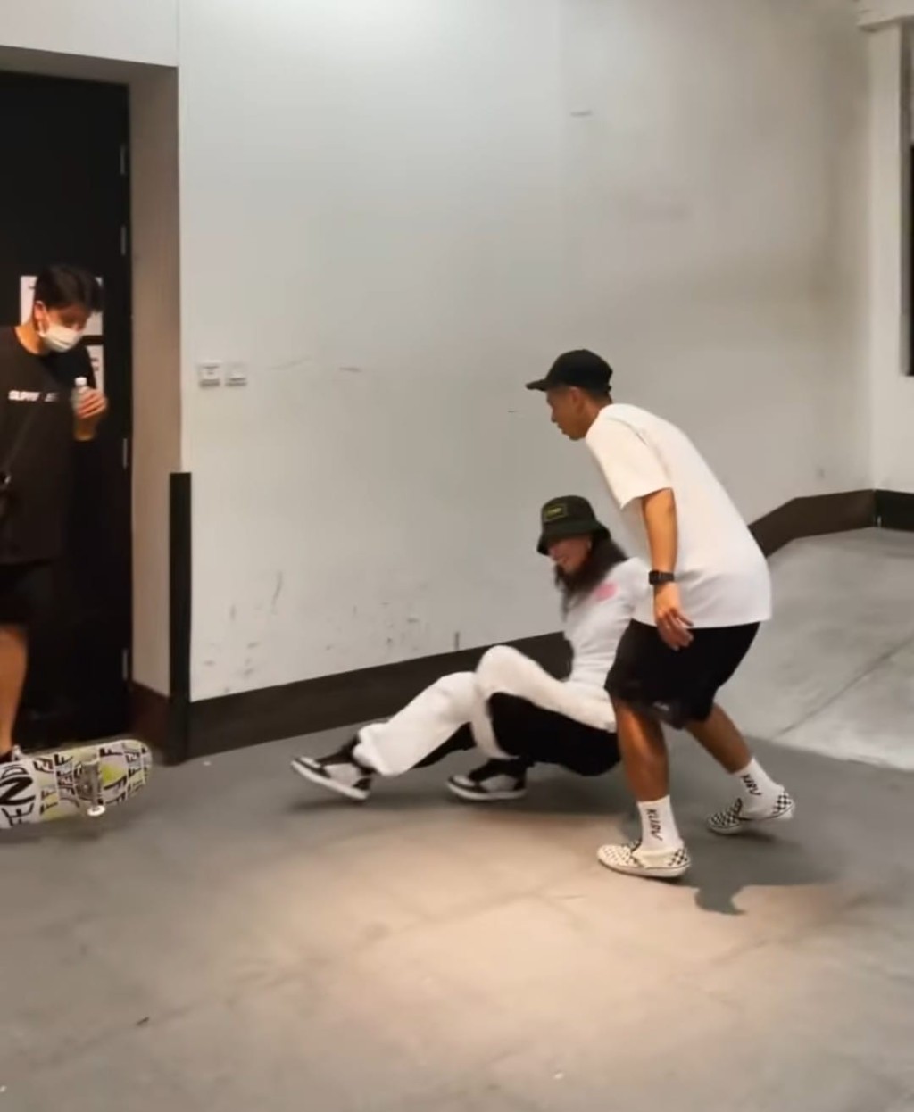 但落斜時卻失手跌倒，屁股遭殃。