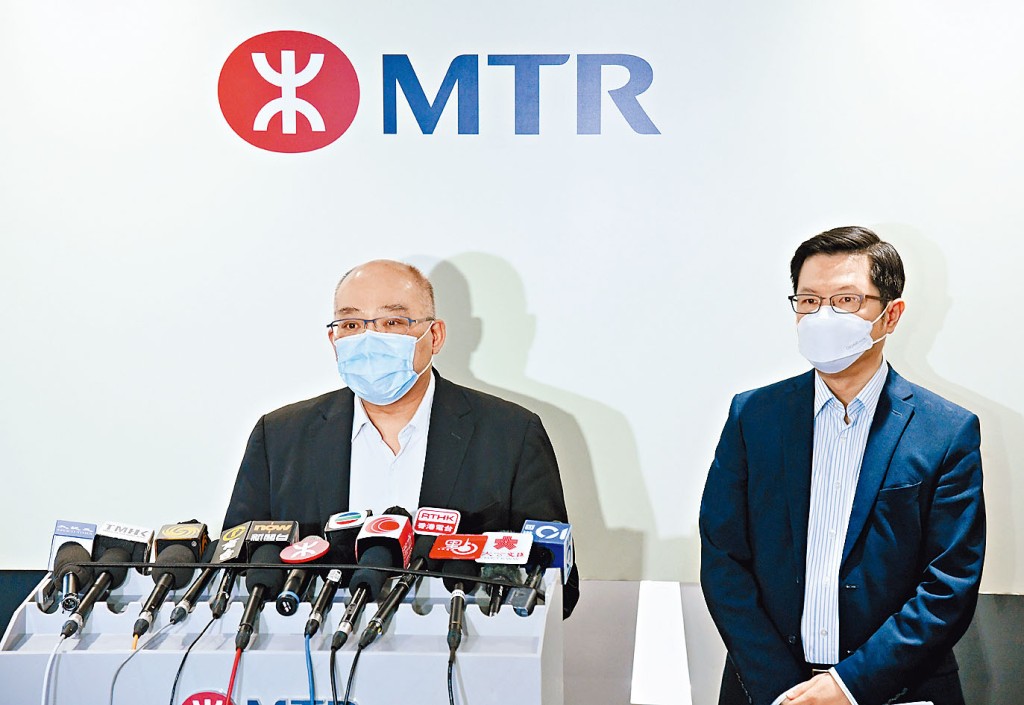 港铁车务总监李家润 （左） 表示，港铁会就事故处理的各种安排进行检讨，包括乘客离开车厢的安排。