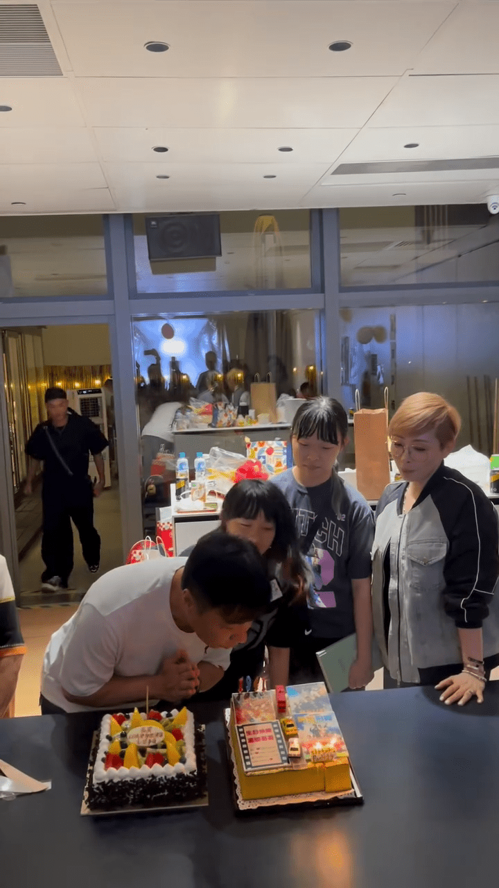 壽星仔錢嘉樂在吹蠟燭前，細心與女兒們交流。