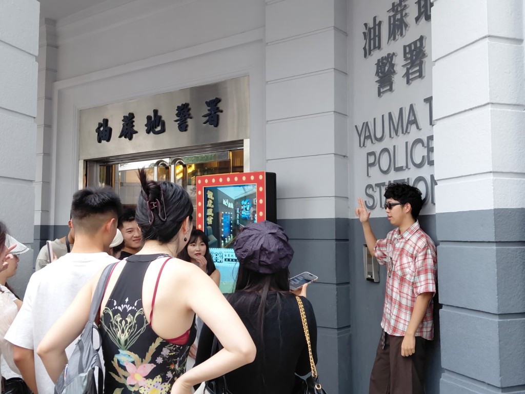 著名「打卡」熱點油麻地警署有不少內地旅客在門口拍照留念。