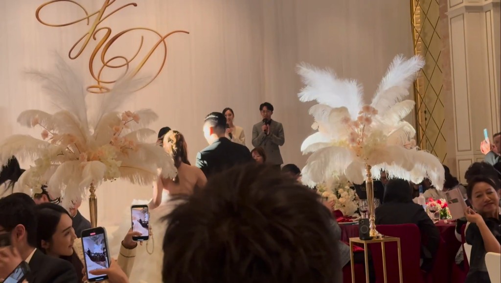 蔡嘉欣的婚宴用上羽毛做佈置。