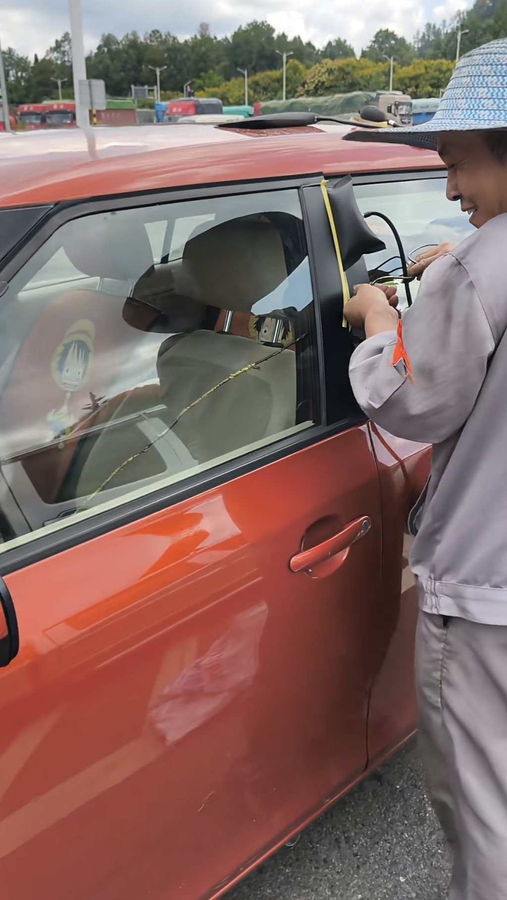 哥基犬誤觸鎖車鍵，將車主一行人困在車外。抖音@Nemo