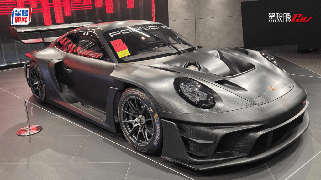 保时捷Porsche 911 GT3R Rennsport赛道车全球限量77辆，即日起至8月17日(一)在香港湾仔皇后大道东旗舰店公开首展。