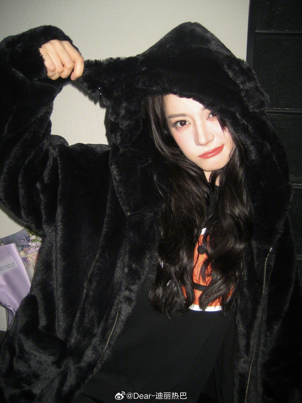 迪麗熱巴傳受中東戰火影響，在杜拜滯留3日，要缺席巴黎的活動。微博