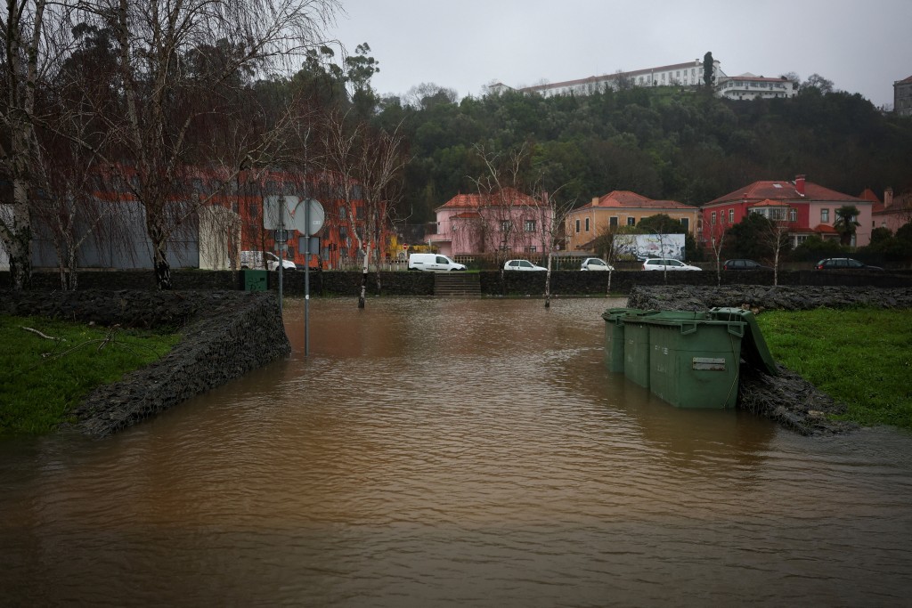 科英布拉周邊蒙德戈河堤壩瀕臨崩潰。路透社