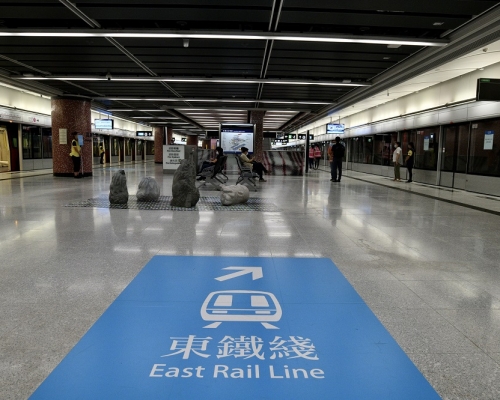 乘客自5月底開始可透過手機應用程式購買東鐵綫、屯馬綫和東涌綫的「全月通」車票。資料圖片
