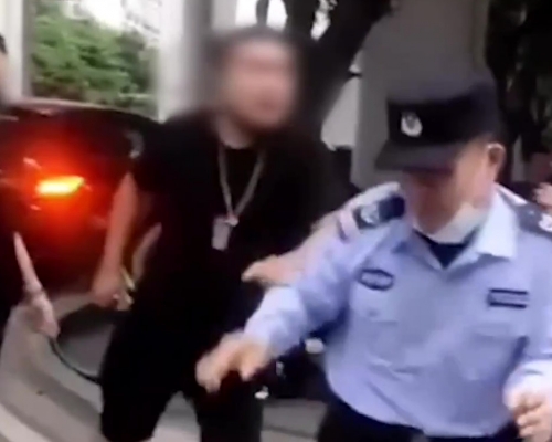 廣州鐵騎男女不戴頭盔 ,還毆打勸導輔警被行拘。
