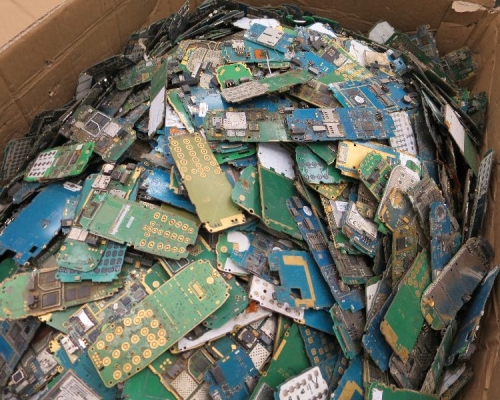 環境保護署在香港海關協助下,在香港國際機場截獲的廢印刷電路板。 環境保護署圖片