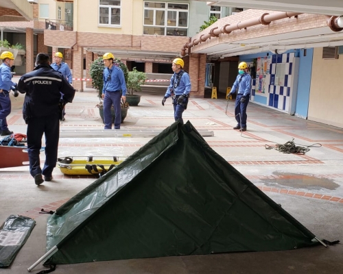 警方其後用帳篷覆蓋屍體,女子死因有待驗屍後確認。
