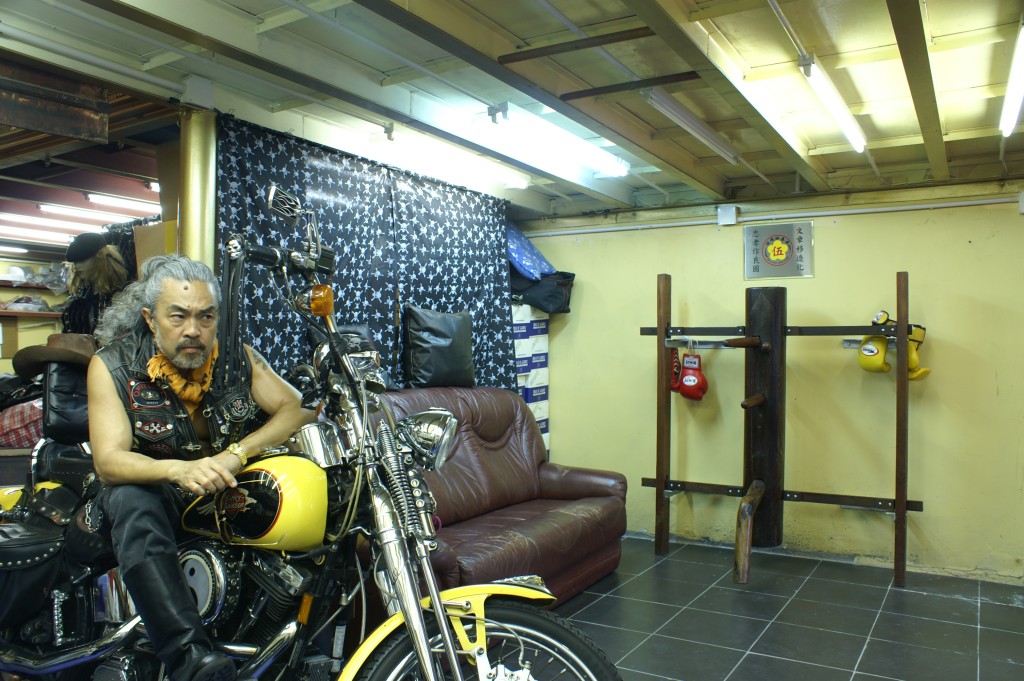 鬼冢除了跑车外，也爱驾Harley-Davidson电自行车。