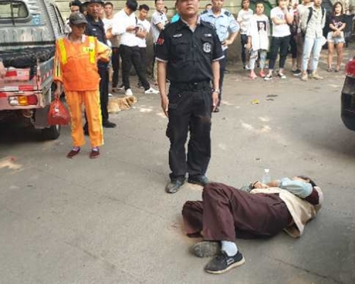 深圳某公園一名陳姓女清潔員在勸阻一名女子不要在公廁內給狗洗澡時，遭到對方毆打至肋骨骨折。  網上圖片