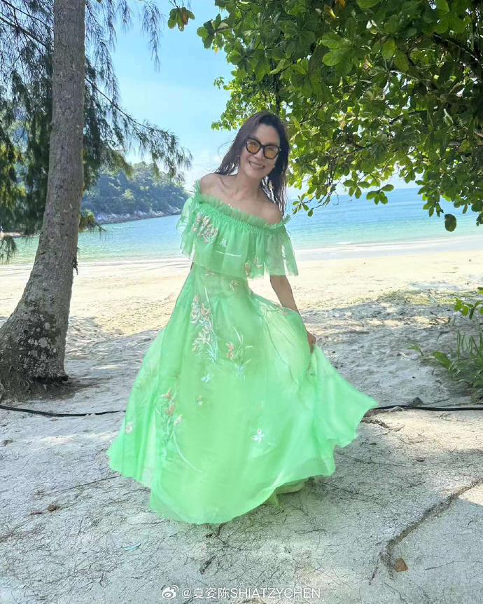 夏姿．陈设计总监王陈彩霞为杨紫琼亲自度身订造的第二件礼服，以对方最喜爱的绿色为主调，手工缝制一袭平口波浪长裙。