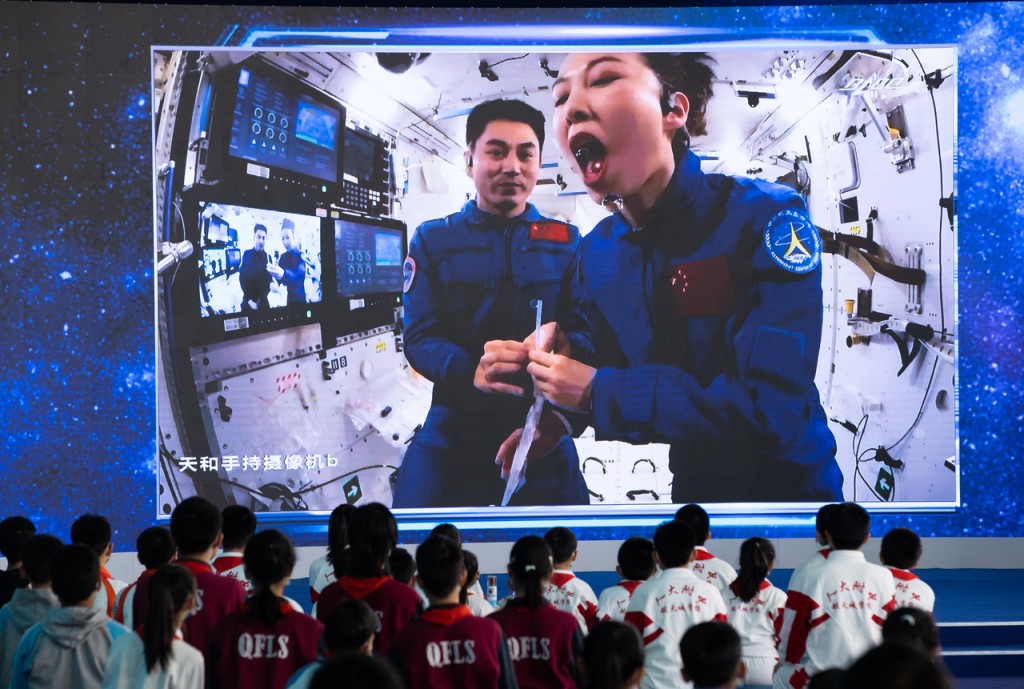 「太空课堂」受到青少年欢迎。