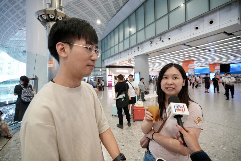 香港市民李先生(左)。刘骏轩摄