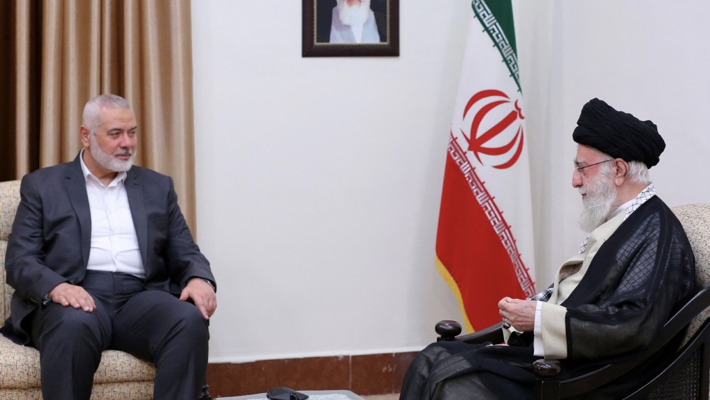 2023年6月，伊朗最高領袖哈梅內伊在德黑蘭接見哈馬斯領袖哈尼亞。 路透社