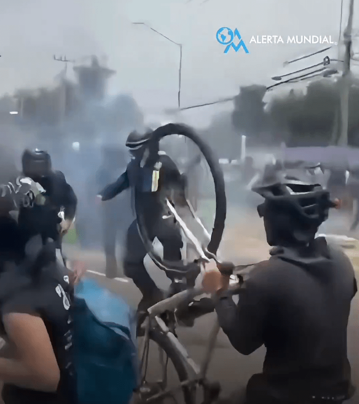 2026世界盃開幕戰揭幕後,阿茲特克體育場外屢見警民衝突。Antifa_Ultras@X/DudekPL4@X 2026世界盃開幕戰揭幕後,阿茲特克體育場外屢見警民衝突。Antifa_Ultras@X/DudekPL4@X