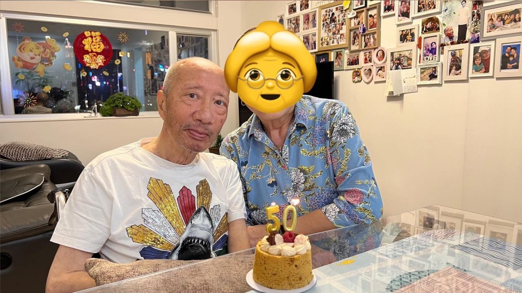 今年4月是余子明与太太冯素云结婚50周年，虽然余子明当时已经要坐轮椅，囝囝依然有心为他准备蛋糕，庆祝金婚。