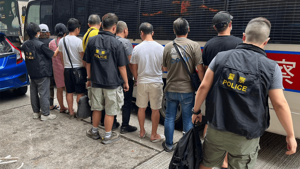警冚深水埗釣魚機賭檔拉16人 其中一人為通緝犯