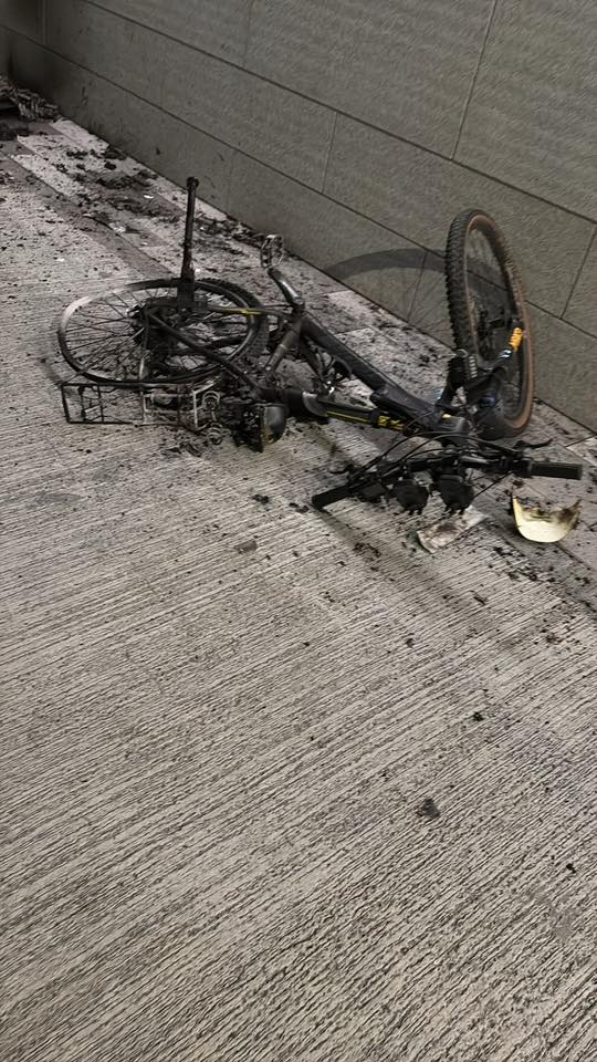 元朗「尚柏」對開有一輛單車嚴重焚毀。網上圖片 元朗「尚柏」對開有一輛單車嚴重焚毀。網上圖片